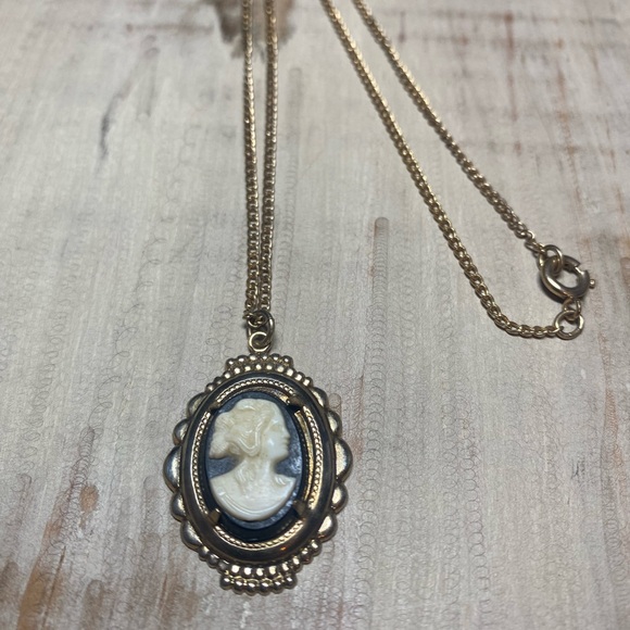 Jewelry - Vintage Elegant Mourning Cameo Pendant Necklace